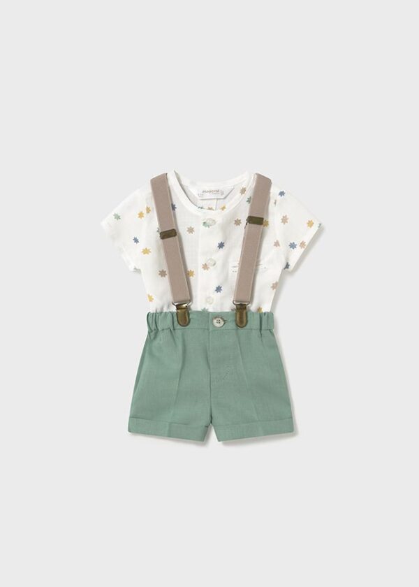 Set pantaloni scurti cu bretele si camasa